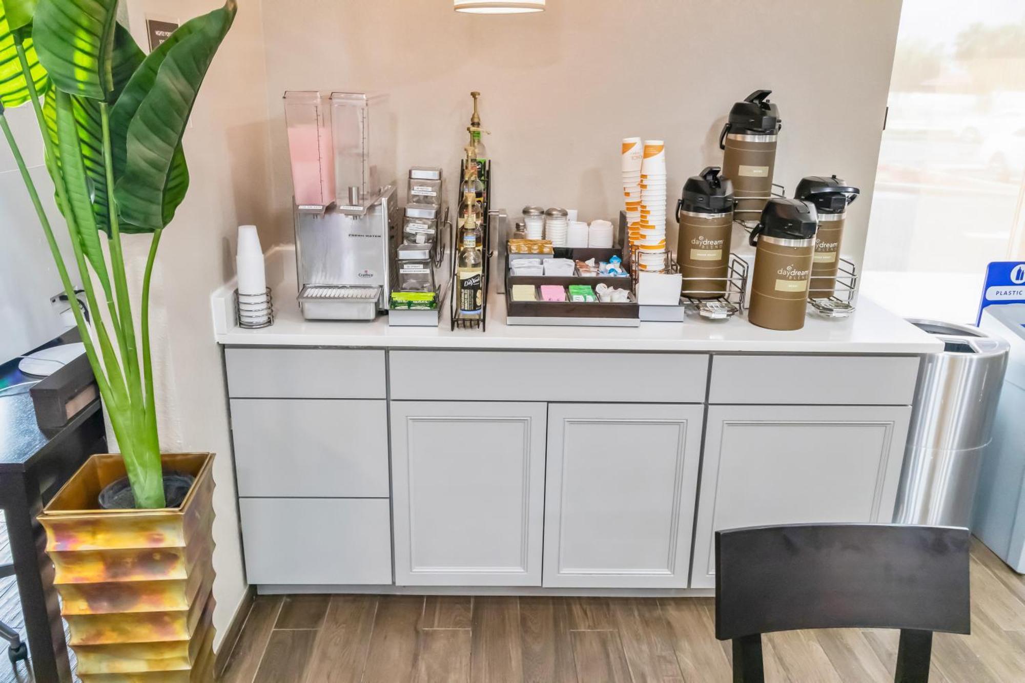 Suburban Studios By Choice Hotels - Award Winning - New 2024 - Walk To Eateries & Grocery - Ultra Sparkling - Garden Rooms - Designer Lighting & Right Off I-95 - Proudly An All American Managed Property Брансуик Экстерьер фото
