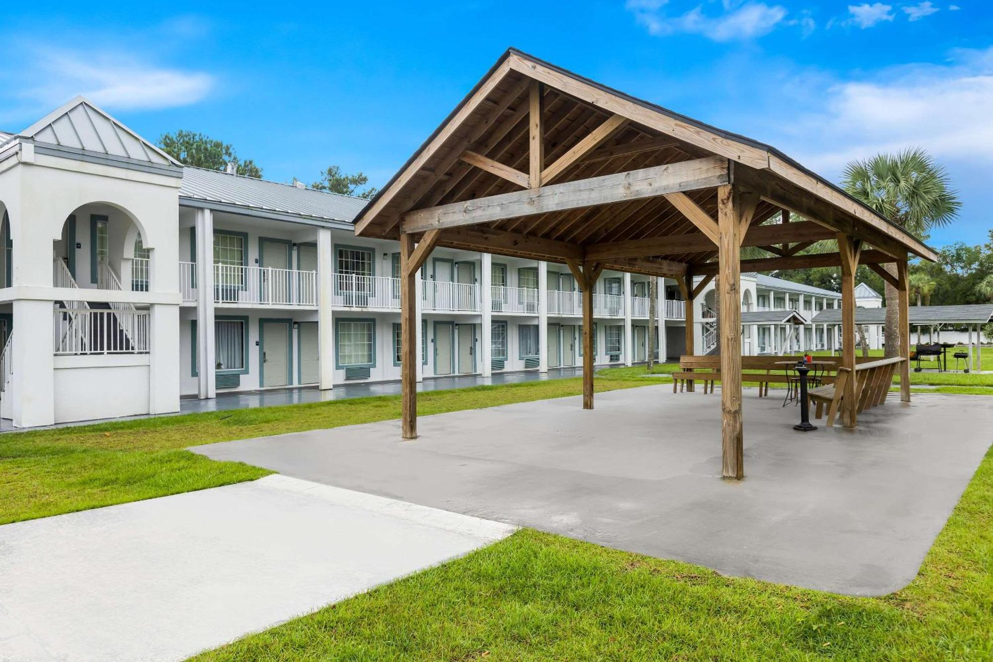 Suburban Studios By Choice Hotels - Award Winning - New 2024 - Walk To Eateries & Grocery - Ultra Sparkling - Garden Rooms - Designer Lighting & Right Off I-95 - Proudly An All American Managed Property Брансуик Экстерьер фото