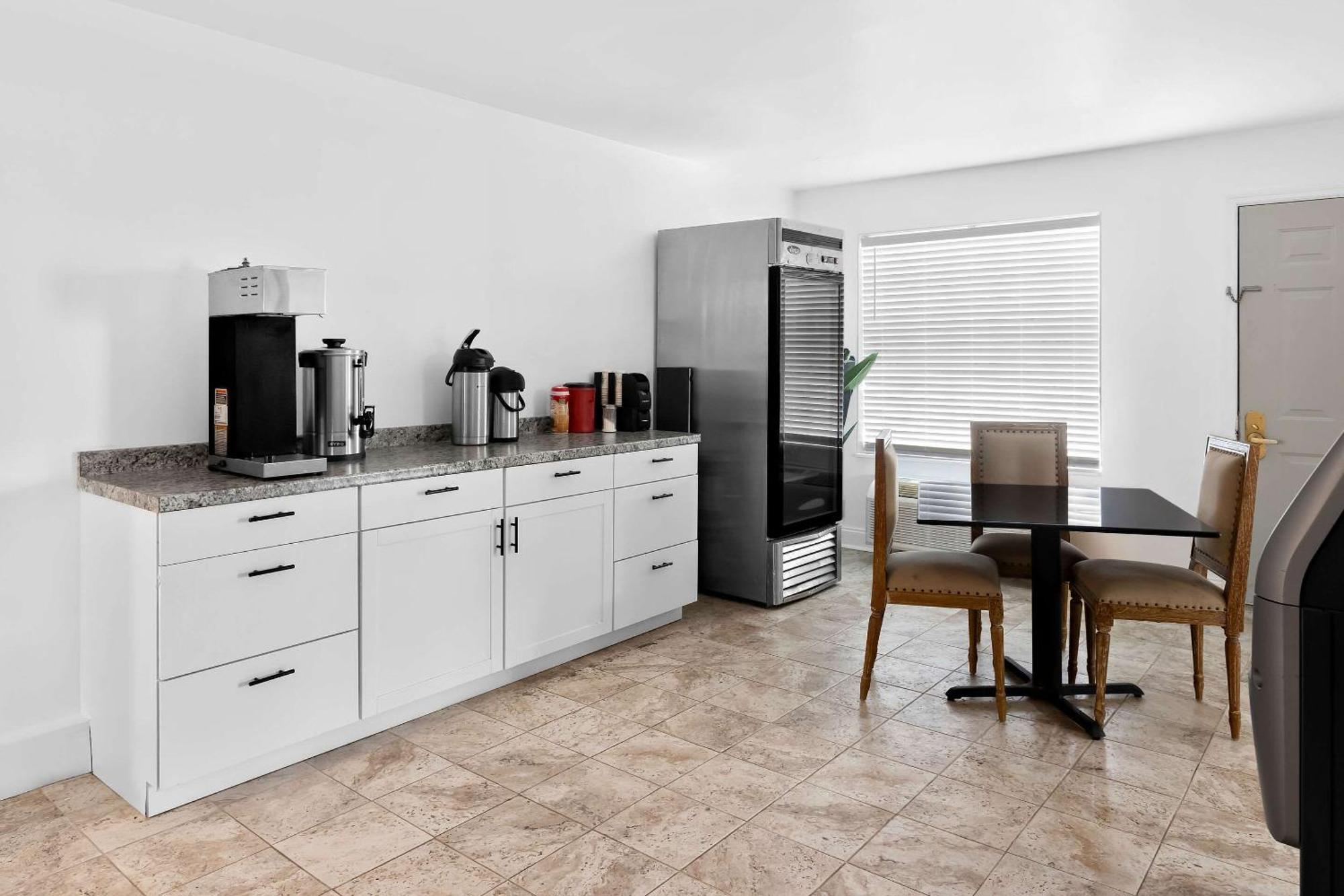 Suburban Studios By Choice Hotels - Award Winning - New 2024 - Walk To Eateries & Grocery - Ultra Sparkling - Garden Rooms - Designer Lighting & Right Off I-95 - Proudly An All American Managed Property Брансуик Экстерьер фото
