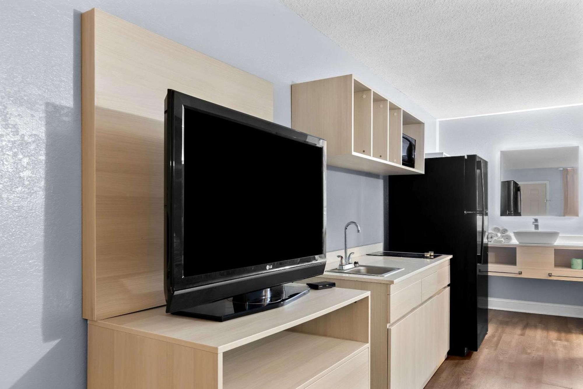 Suburban Studios By Choice Hotels - Award Winning - New 2024 - Walk To Eateries & Grocery - Ultra Sparkling - Garden Rooms - Designer Lighting & Right Off I-95 - Proudly An All American Managed Property Брансуик Экстерьер фото