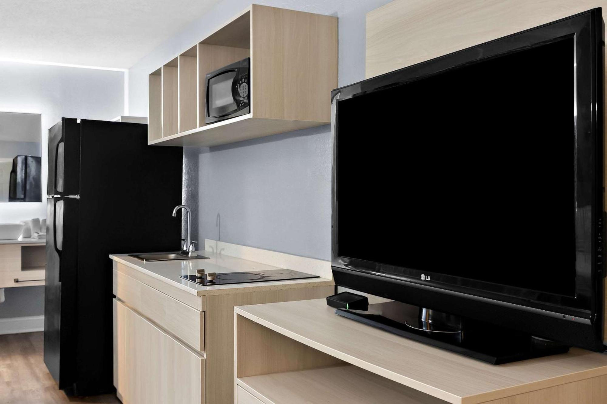 Suburban Studios By Choice Hotels - Award Winning - New 2024 - Walk To Eateries & Grocery - Ultra Sparkling - Garden Rooms - Designer Lighting & Right Off I-95 - Proudly An All American Managed Property Брансуик Экстерьер фото