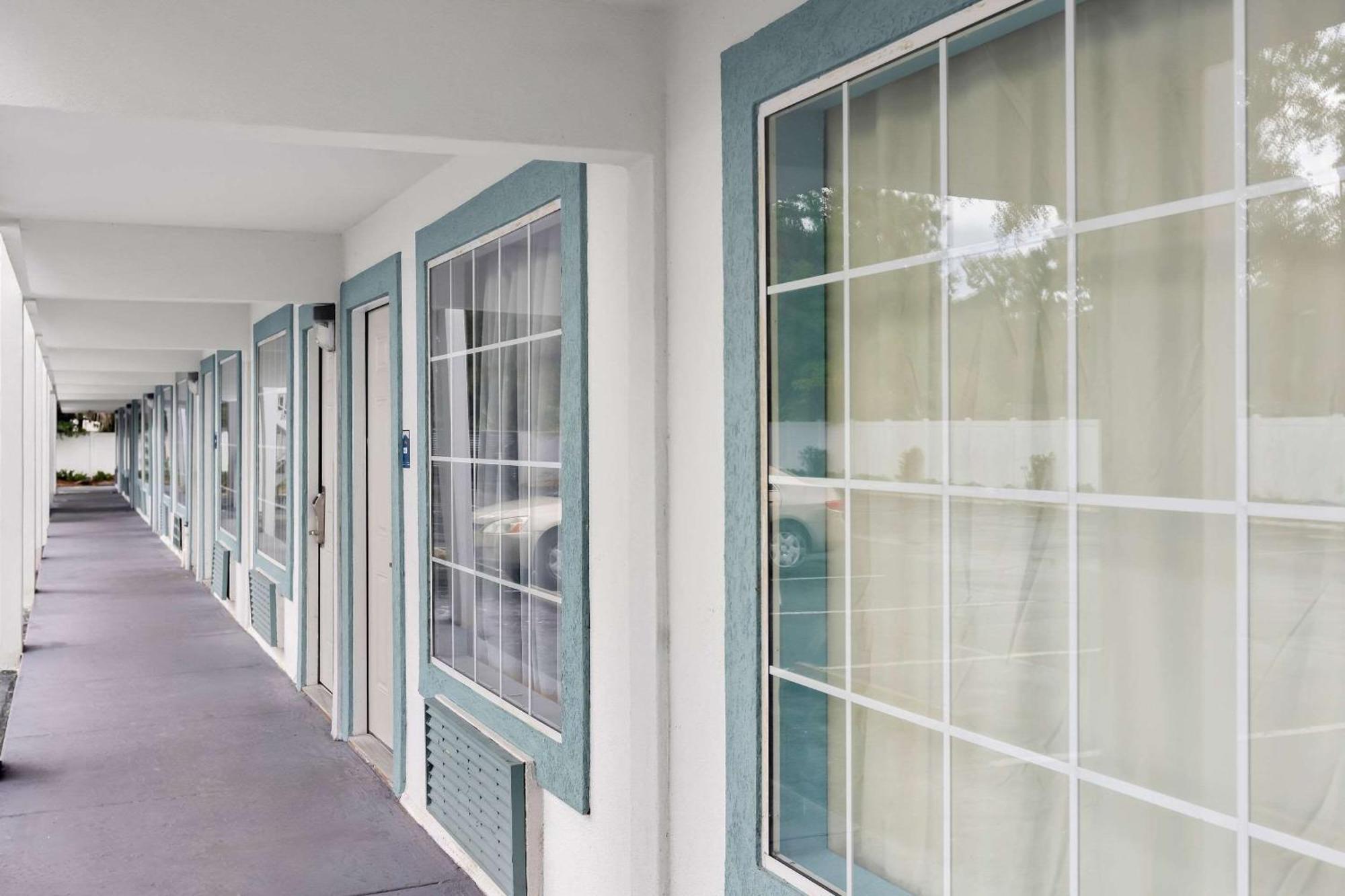 Suburban Studios By Choice Hotels - Award Winning - New 2024 - Walk To Eateries & Grocery - Ultra Sparkling - Garden Rooms - Designer Lighting & Right Off I-95 - Proudly An All American Managed Property Брансуик Экстерьер фото